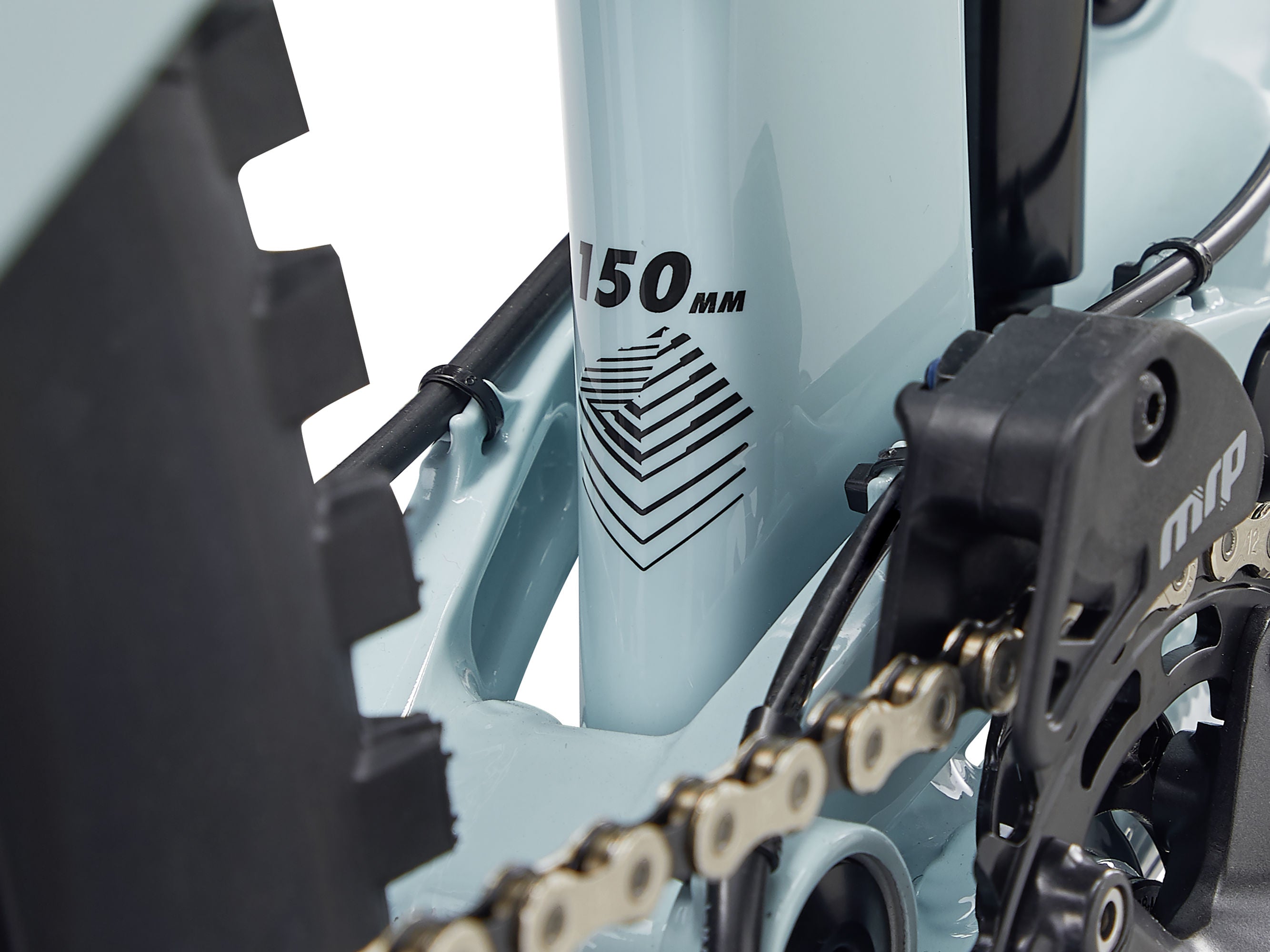 Close-up of a bicycle chain and gear system with '150 mm' marking.